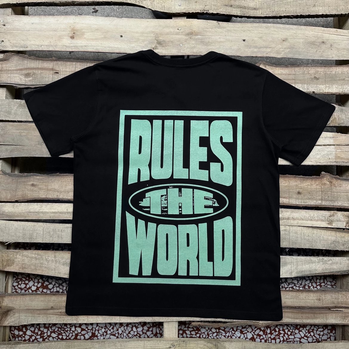 * RULES THE WORLD * - T -SHIRT