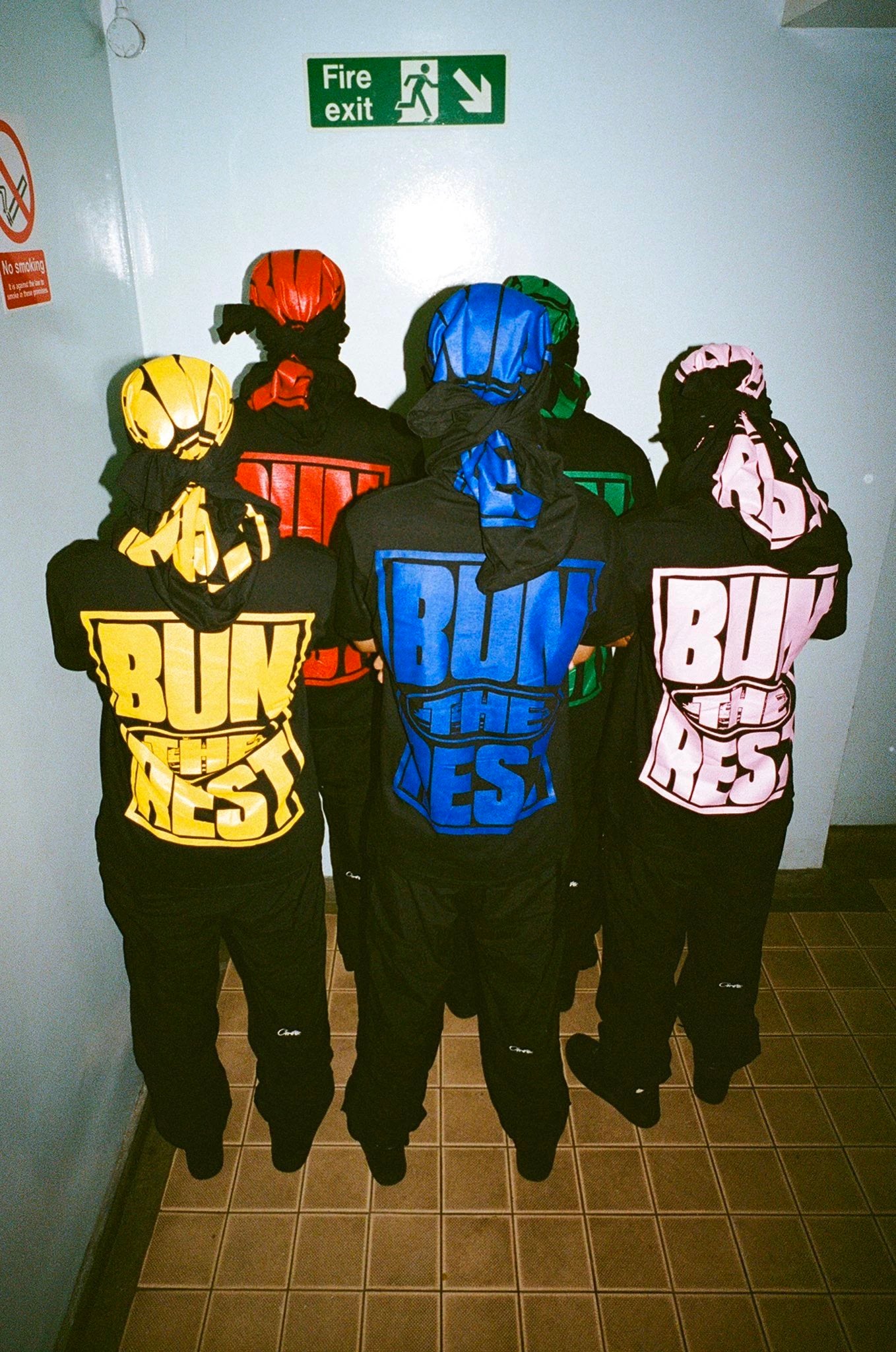 * RULES THE WORLD * - T -SHIRT