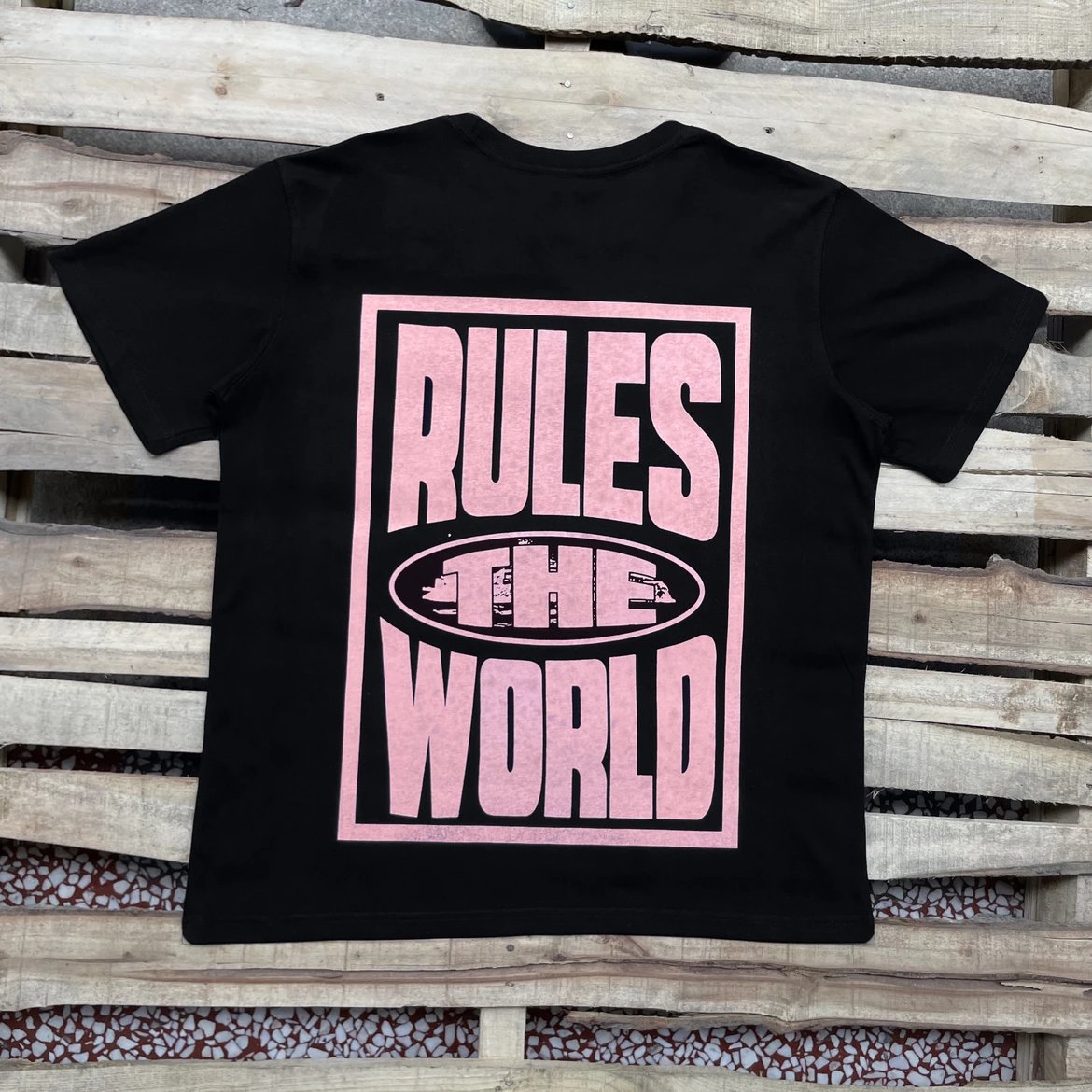 * RULES THE WORLD * - T -SHIRT